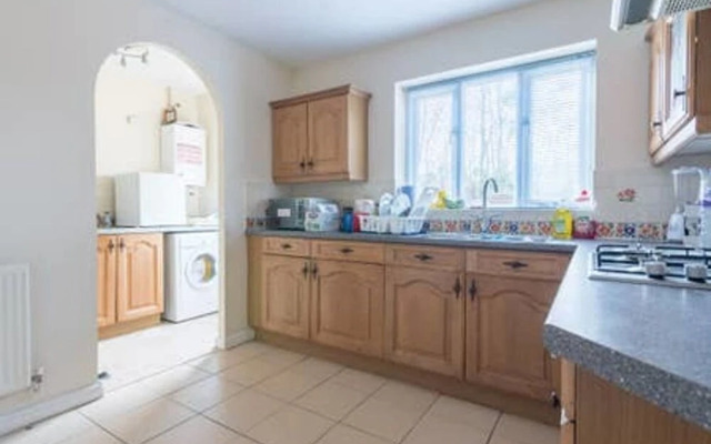 Modern 4 Bedroom Detached House in Cardiff