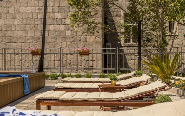 Evala luxury rooms with pool and garden