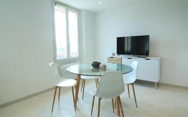 LUMINEUX 3 PIECES RENOVE FACE AU PORT l! A2B218