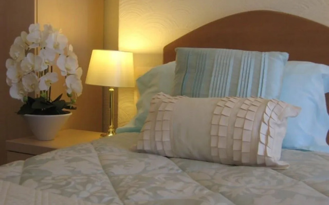 Cleve Court Hotel
