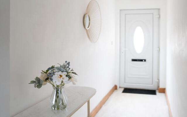 Queens Townhouse - 3 Bedrooms - Pets - Parking