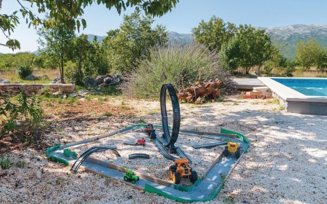Awesome Home in Dugopolje With Wifi and 5 Bedrooms