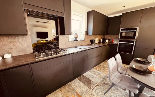 Luxury Adult-only 2-bedroom Bungalow With Hot Tub