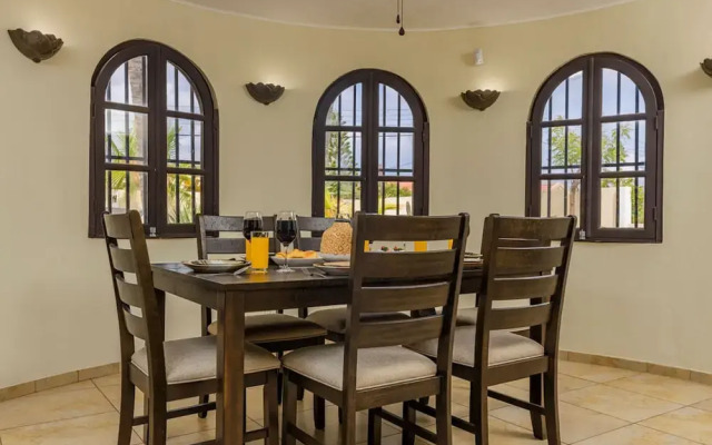 Beautiful 4BR 3BA Villa w Private Pool Jacuzzi