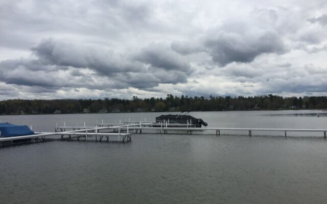 Lakefront Luxury Studio Condo With Free Dock