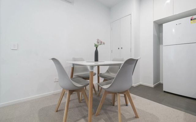 FS108c Exquisite and warm 1BR nest in Footscray Pool Gym