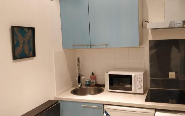 Modern 1 bedroom apartment near the metro.