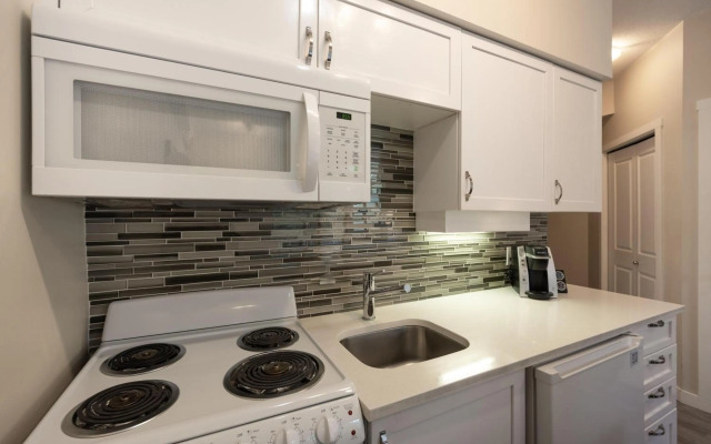 Alpenglow Lodge Sunny Studio with Sitting Area by MVA