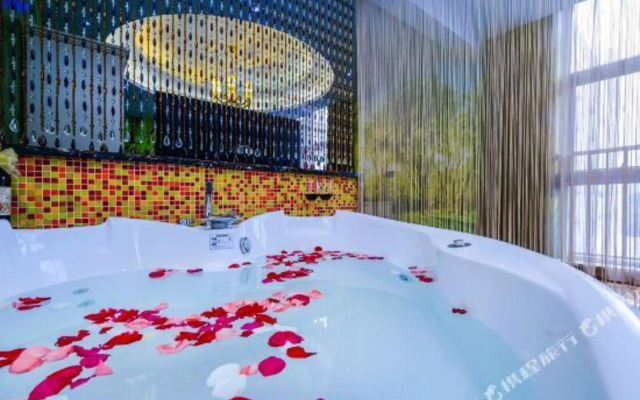 Yuechen Hotel (Xietaizi Subway Station)