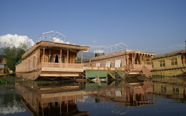 Shabrose Heritage Houseboats