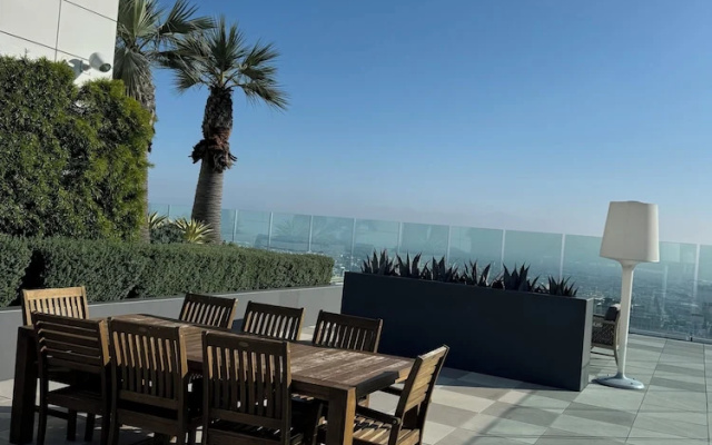 Relax On Broadway With A View