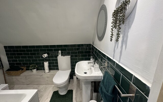 Charming 3-bed Home Minutes From City Centre