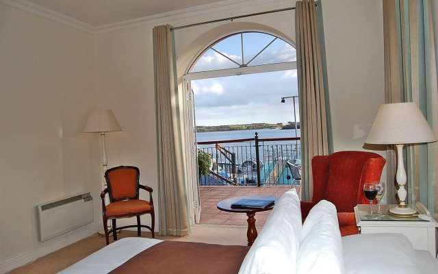 WatersEdge Hotel