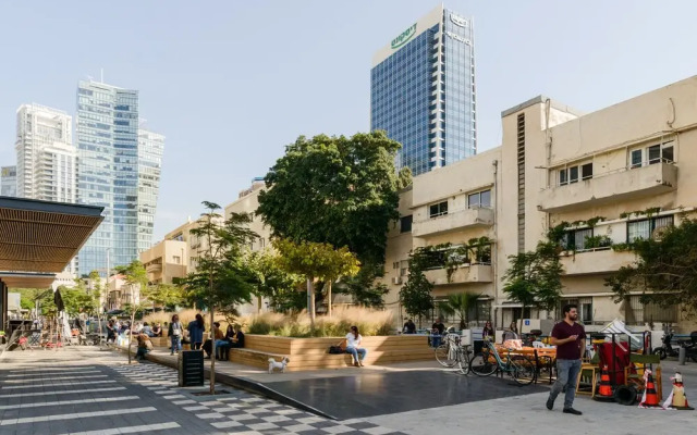 Rothschild Chic Studio