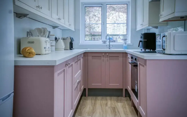 Pink Cottage - 4 Bedrooms & Hot Tub - Tenby
