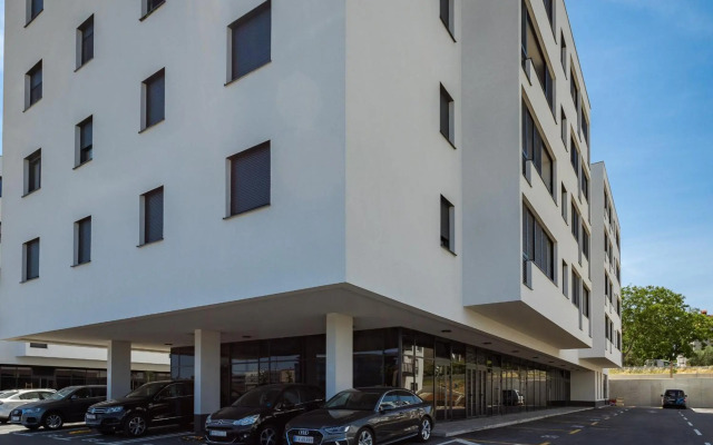 LUX 3 Bedroom Suite with FREE Private Parking