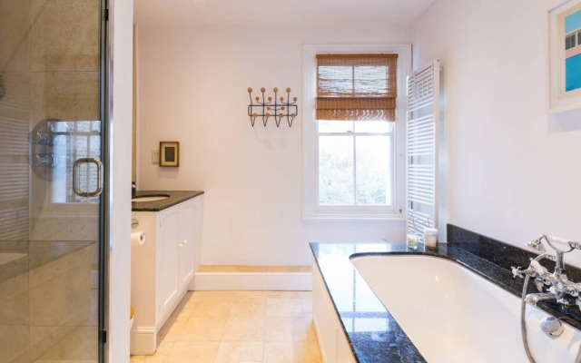 Fabulous 4-Bed House in Fulham with Garden!