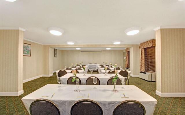 Days Inn & Suites by Wyndham Collierville Germantown Area