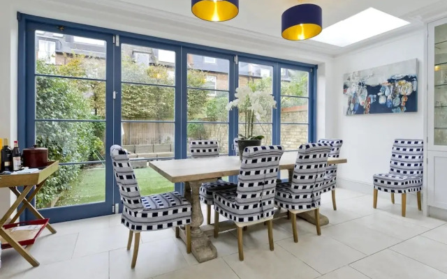 Cosy 4-bed Family Home Shepherd s Bush