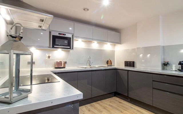 Stylish + Modern 2BR Riverside Apt, Free Parking