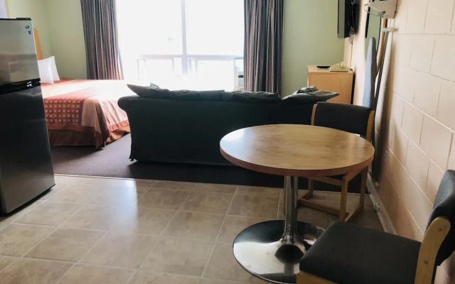 Perth Plaza Inn & Suites