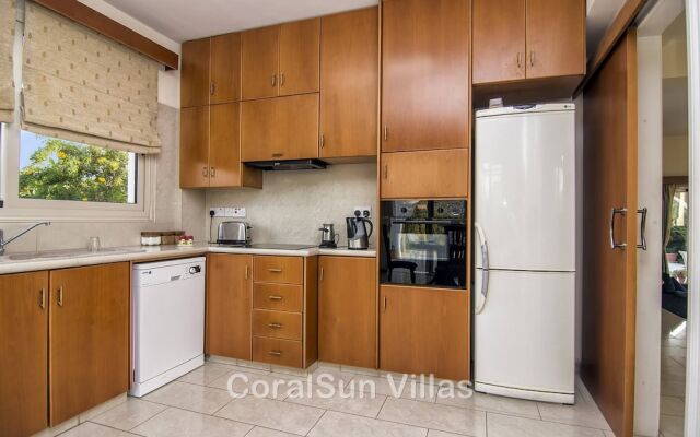 Amazing Pool, Complete Privacy, Amenities and Beach Nearby