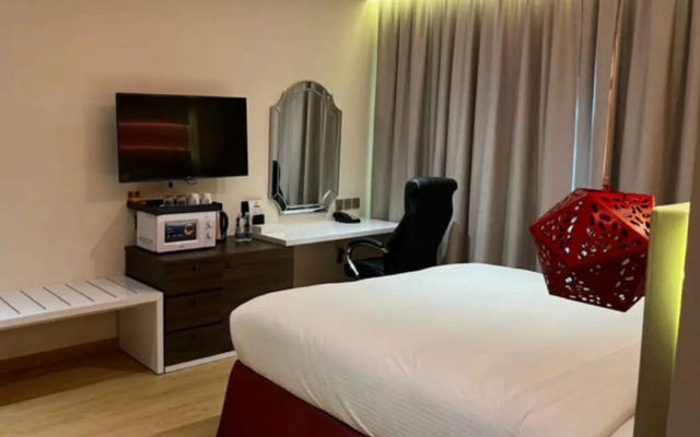 Carnelian By Glory Bower Hotel