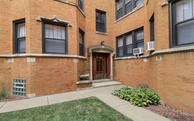 Portage Park Classic 1BR Apt in Montrose