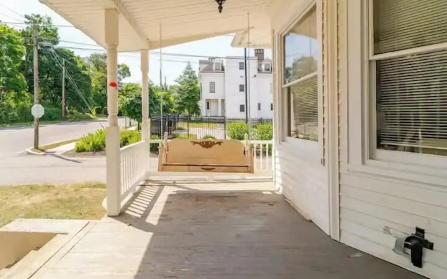 The Carew House Sleeps 10 Fenced 4BR Full Kitchen Steps2 YCP