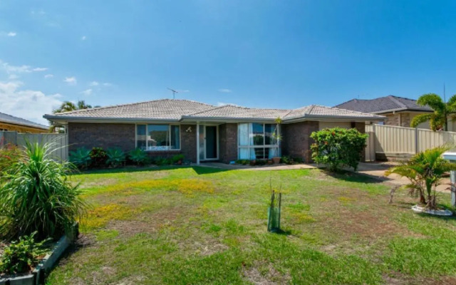 Lowset home on the canal - Dolphin Dr, Bongaree