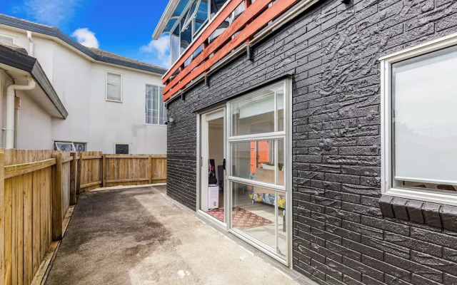 Spacious, Freshly Renovated 3Br Ellerslie Unit!