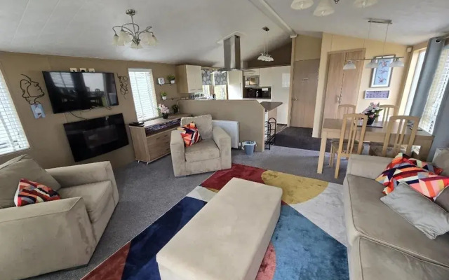 Oaklands Stunning Mini Lodge