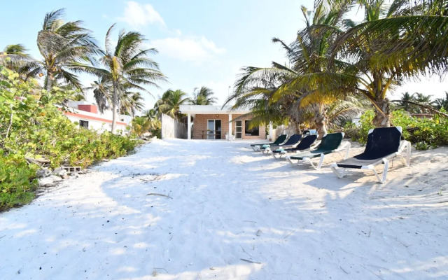 Arena y Mar Beachfront House, El Cuyo by The Spot Rentals