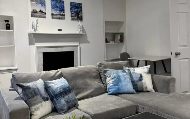Central Apartment - Sleeps 2 & Private Patio