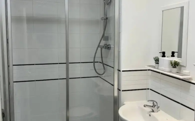 City Centre Apartment - Free Parking - Sleeps 4
