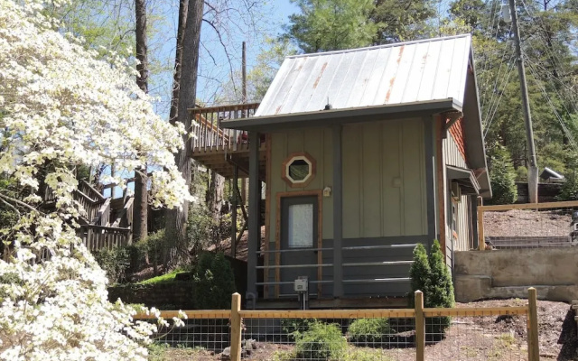 Gray Logs W/tiny House 1 Bedroom Home