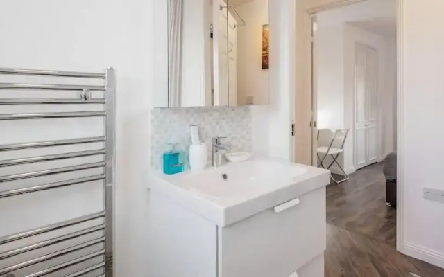 2 Bed Apartment Sleeps 5 - Wifi, Free Parking