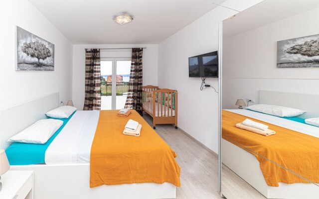 Beautiful Home in Kastel Kambelovac With Wifi and 4 Bedrooms