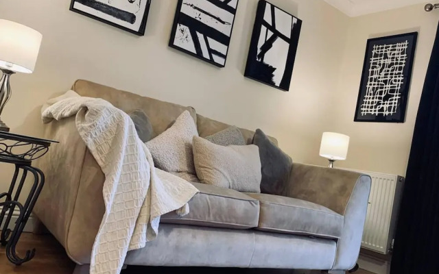 Waterside Townhouse With Balcony And Marina View