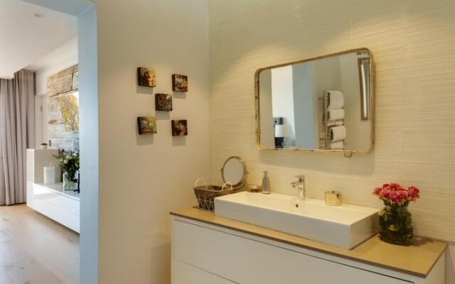 Element House - Contemporary and Upmarket Villa