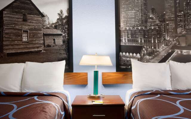 Super 8 by Wyndham Charlotte University