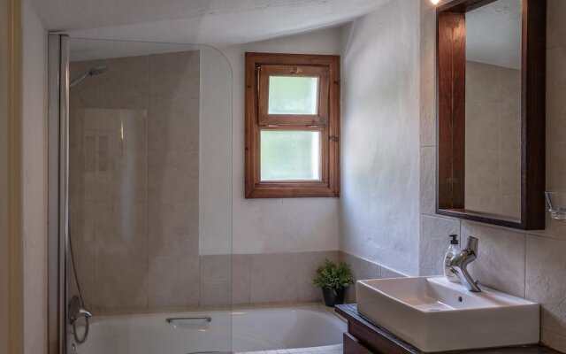 Opulent Villa in Casares With Luxurious Pool House & Jacuzzi