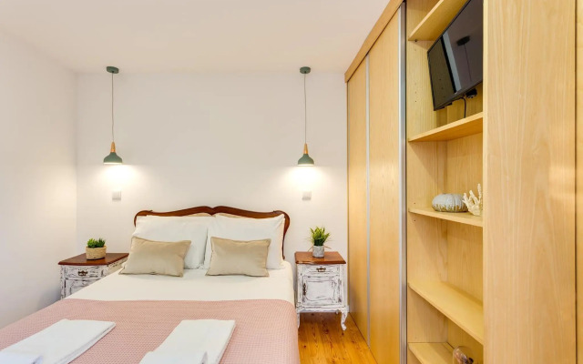 Riverside 2 Bedroom Apartment by DA'HOME