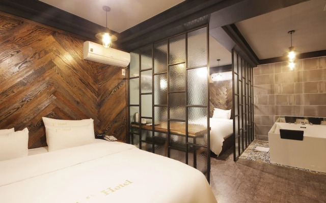 Yeosu 1st Avenue Hotel
