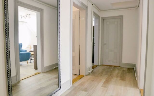 Henrys Apartment 300