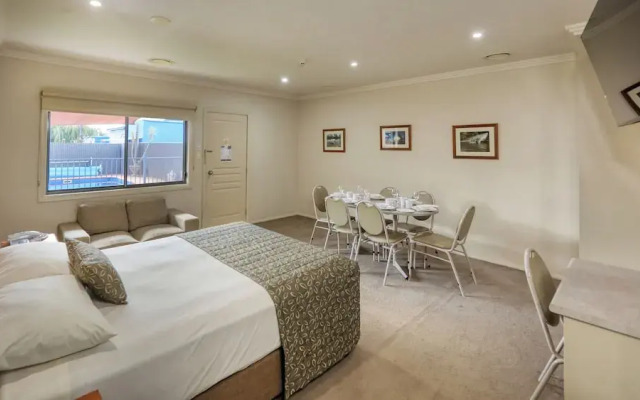Saltbush Motor Inn