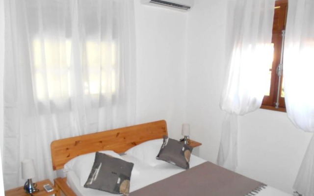 House With 2 Bedrooms in Deshaies, With Enclosed Garden and Wifi - 400