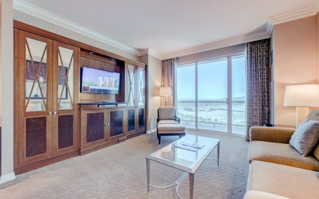 Signature Suite on the Strip