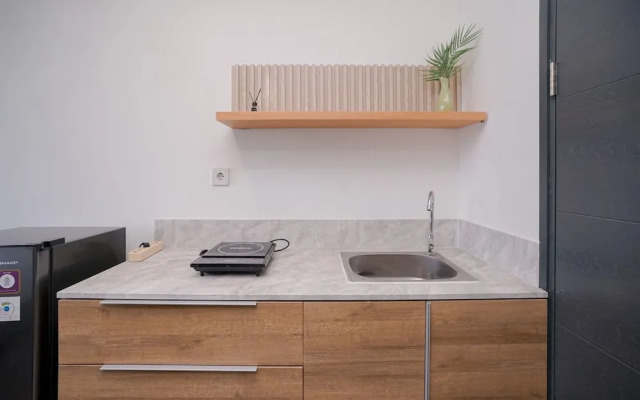 Fully Furnished and Homey Studio Collins Boulevard Apartment