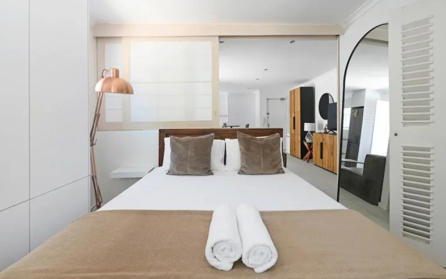 Spacious One Bed Table Mountain Views